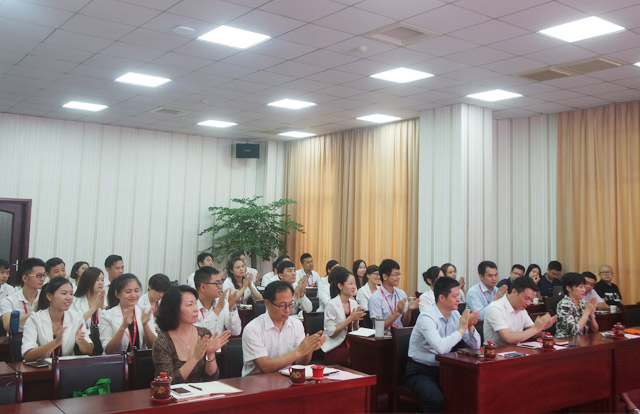 东方龙商务举行大干150天,实现“20·200·2000”目标誓师大会暨八月工作总结表彰会 东方龙商务举行大干150天,实现“20·200·2000”目标誓师大会暨八月工作总结表彰会