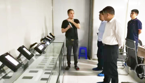 在高端显示屏扩建投资选址项目方总部基地举行对接会，细化合作方案，确保优质项目顺利推进